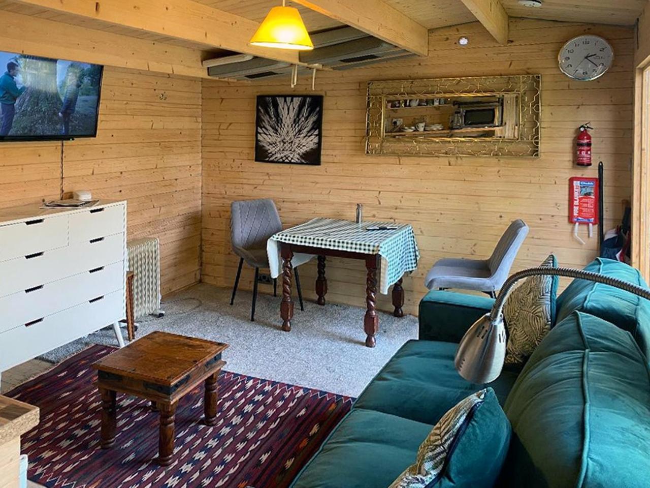 Cosy Garden Log Cabin Salisbury Buitenkant foto