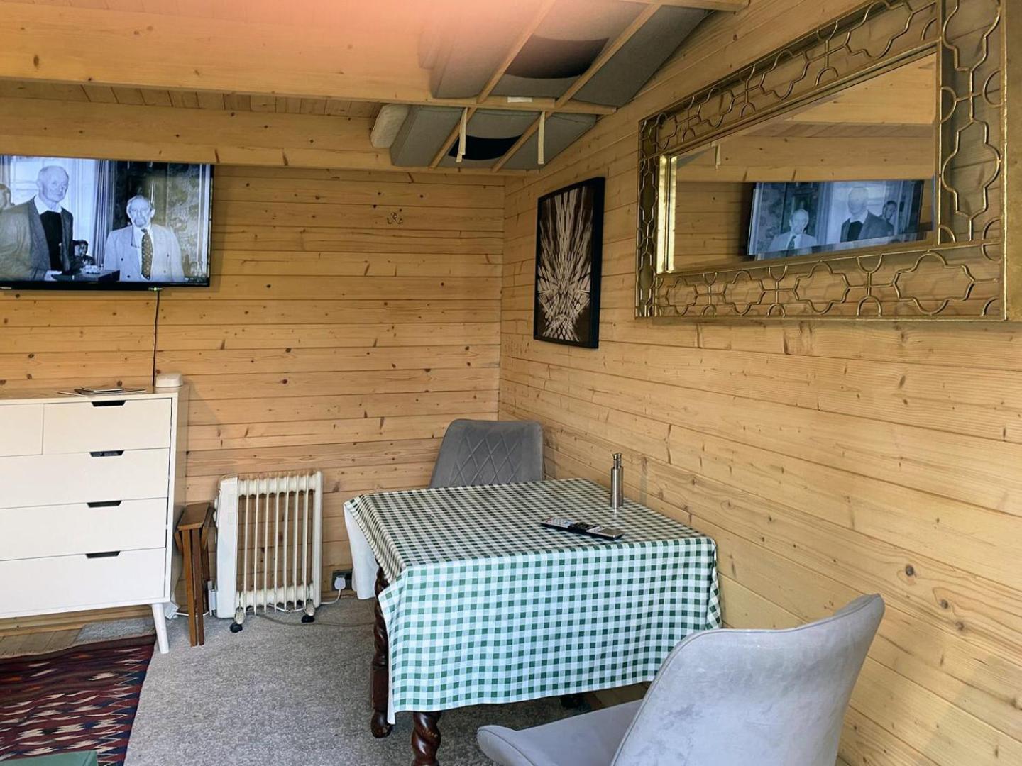 Cosy Garden Log Cabin Salisbury Buitenkant foto